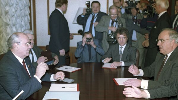 Soviet leader Mikhail Gorbachev and West German Chancellor Helmut Kohl in negotiations, 1990. - Sputnik International