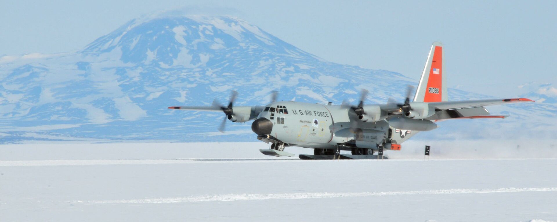 An LC-130 Skibird from the New York Air National Guard's 109th Airlift Wing in Scoita, New York, at Camp Raven, Greenland, on June 28, 2016 - Sputnik International, 1920, 23.05.2022