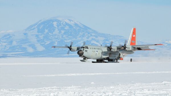 An LC-130 Skibird from the New York Air National Guard's 109th Airlift Wing in Scoita, New York, at Camp Raven, Greenland, on June 28, 2016 - Sputnik International