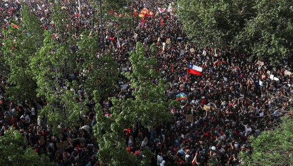 An aerial view shows demonstrators gathering during a protest against Chile's state economic model in Santiago, Chile October 25, 2019.  - Sputnik International