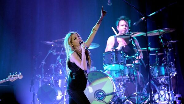 Avril Lavigne performing at a concert in September 2011 - Sputnik International