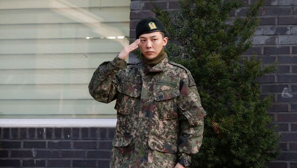 Leader of South Korean K-pop boyband BIGBANG G-Dragon poses for photographs after being discharged from army in Yongin, South Korea, October 26, 2019 - Sputnik International