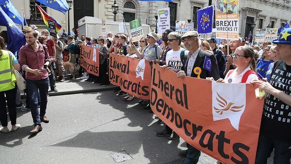 Liberal Democrats protesting on the People's Vote March - Sputnik International