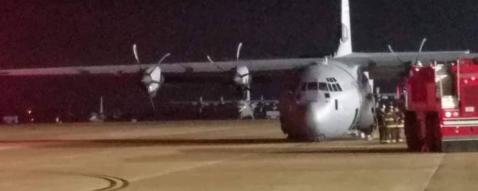 A C-130J Super Hercules with collapsed nose gear on the tarmac at Little Rock Air Force Base - Sputnik International, 1920, 31.10.2019