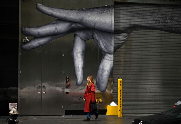 A woman passes a mural in Manhattan on October 27, 2019 in New York City.  - Sputnik International