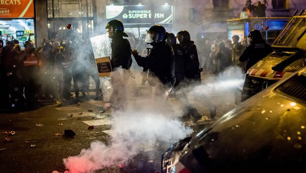 Protests in Barcelona over the sentencing of former Catalan leaders. - Sputnik International