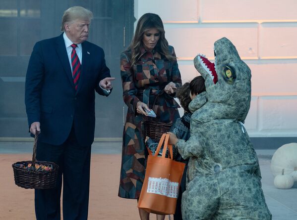 US President and First Lady Melania Trump arrive to hand out candy for children at a Halloween celebration at the White House in Washington, DC, on October 28, 2019.  - Sputnik International