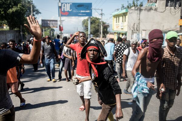Police officers and their supporters protest in Port-au-Prince on October 27, 2019.  - Sputnik International