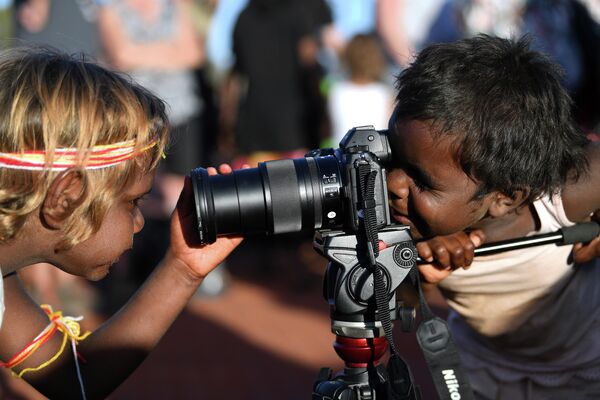 Children play with a camera at the Uluru-Kata Tjuta National Park in Australia. - Sputnik International