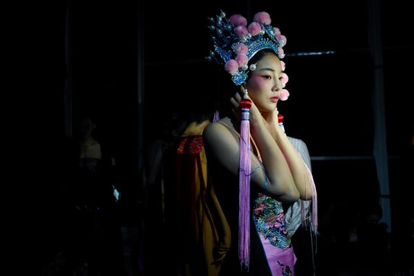 A model prepares backstage before the David Sylvia collection by Weimin Hao during China Fashion Week in Beijing on October 28, 2019. - Sputnik International