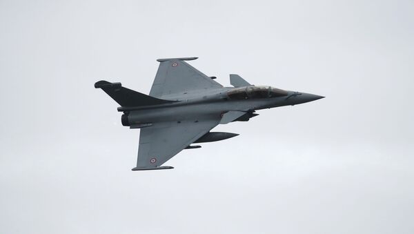 A Rafale fighter jet, manufactured by Dassault Aviation, takes part in a flying display at Saint-Dizier Air Base as the French Air Force celebrates 20,000 days of uninterrupted nuclear warning and the completion of a new round of Strategic Air Force (SAF) modernization in Saint-Dizier, France, October 4, 2019. - Sputnik International