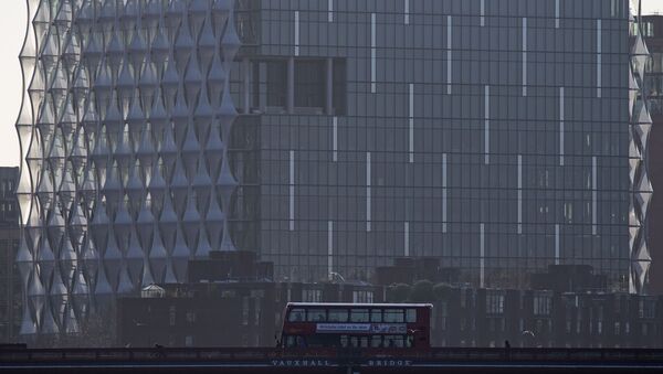 A bus crosses Vauxhall Bridge in front of the new US Embassy in Embassy Gardens in south-west London, - Sputnik International