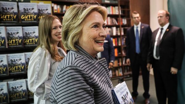 Hillary Clinton and Chelsea Clinton arrive for an event for their new book The Book of Gutsy Women in Manhattan, 3 October 2019. - Sputnik International