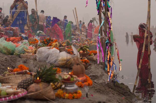 Thousands of Devotees Observe Chhath Puja – The Worship of Sun God in Delhi - Sputnik International