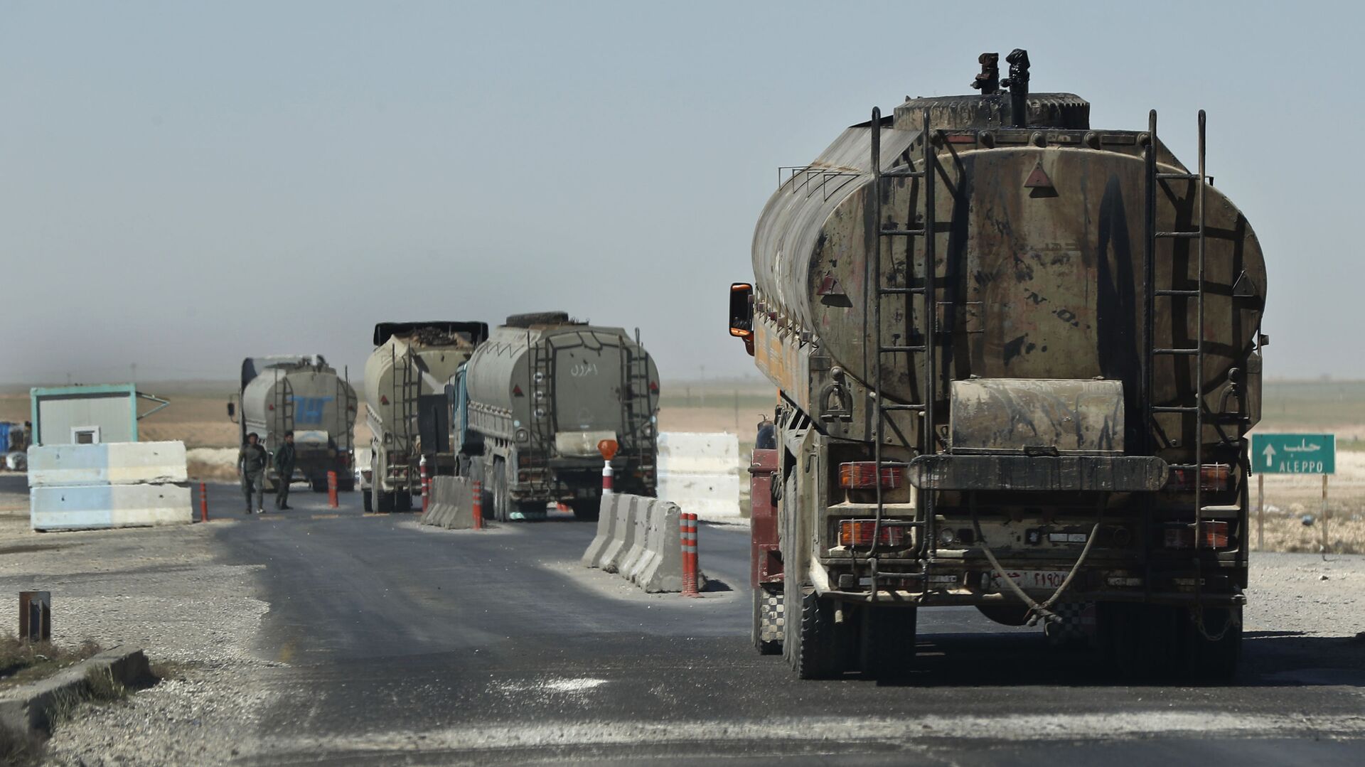 This April 4, 2018 photo shows a convoy of oil trucks passinf a Kurdish police (Assayesh) checkpoint, as they moving fuel produced in Kurdish-held areas in the east to other areas controlled by the same U.S-backed group to the west, on a highway in Hassakeh province, Syria.  - Sputnik International, 1920, 09.02.2021
