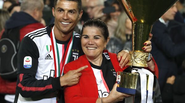 Juventus' Cristiano Ronaldo poses with his mother Dolores Aveiro, right, after winning the Serie A soccer title trophy, at the Allianz Stadium, in Turin, Italy, Sunday, May 19, 2019. - Sputnik International