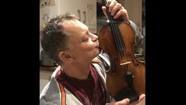 Stephen Morris with his violin - Sputnik International