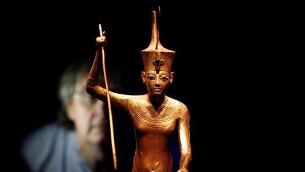 A wooden statue of the King is seen during the media preview of Tutankhamun: Treasures of the Golden Pharaoh exhibition set to open at the Saatchi Gallery in London, Britain November 1, 2019. - Sputnik International