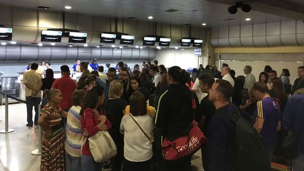 People queue at counters of Panama's Copa Airlines at Caracas' international airport on April 6, 2018 after Venezuela suspended the company's flights in an escalating diplomatic row. - Sputnik International