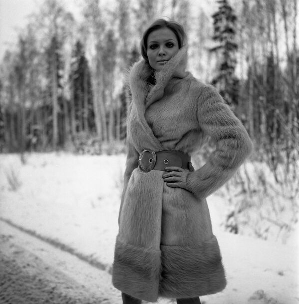 A woman wears an otter-skin coat in 1968 - Sputnik International
