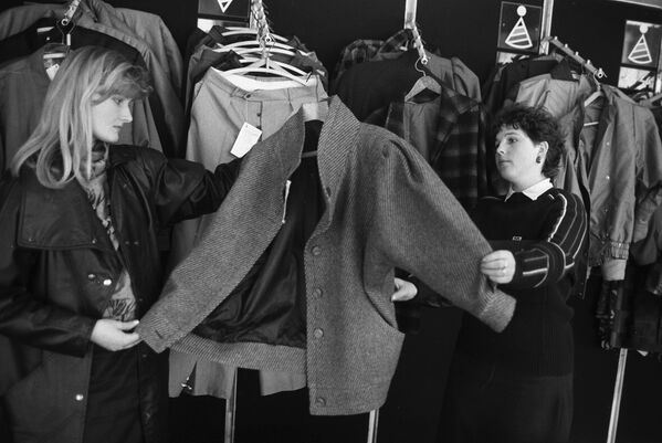 At women's clothing store in 1988 - Sputnik International