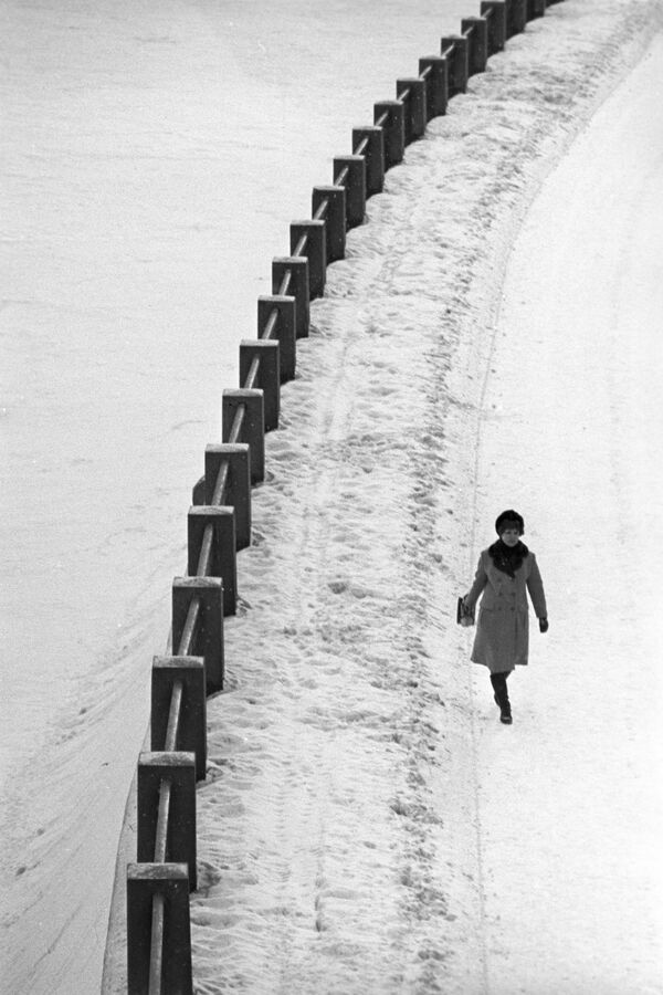 Walking along an embankment, 1973 - Sputnik International
