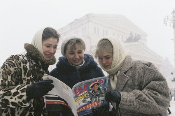 Girls reading the first Russian-language edition of Burda Moden (1987) - Sputnik International