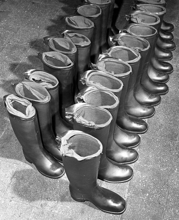 Rubber boots made at Krasny Bogatyr Moscow-based factory (1962)  - Sputnik International