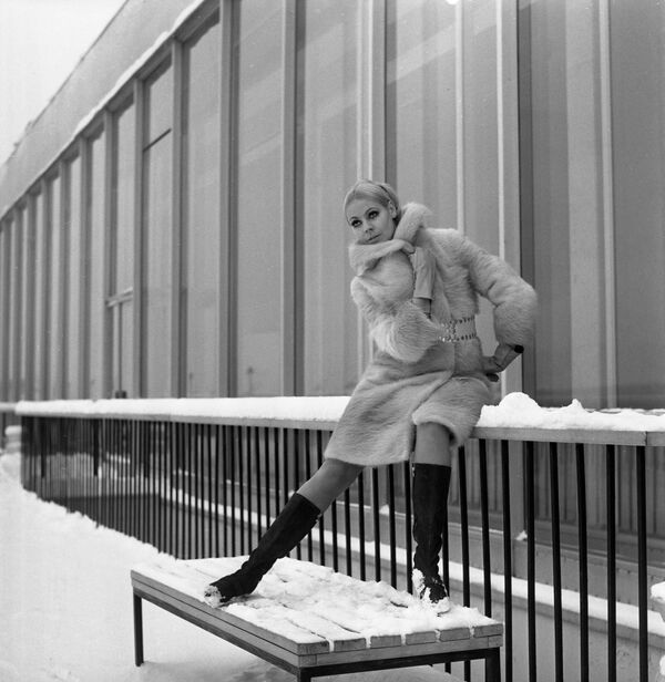 Model wears an otter-skin fur coat with a suede belt (1968) - Sputnik International