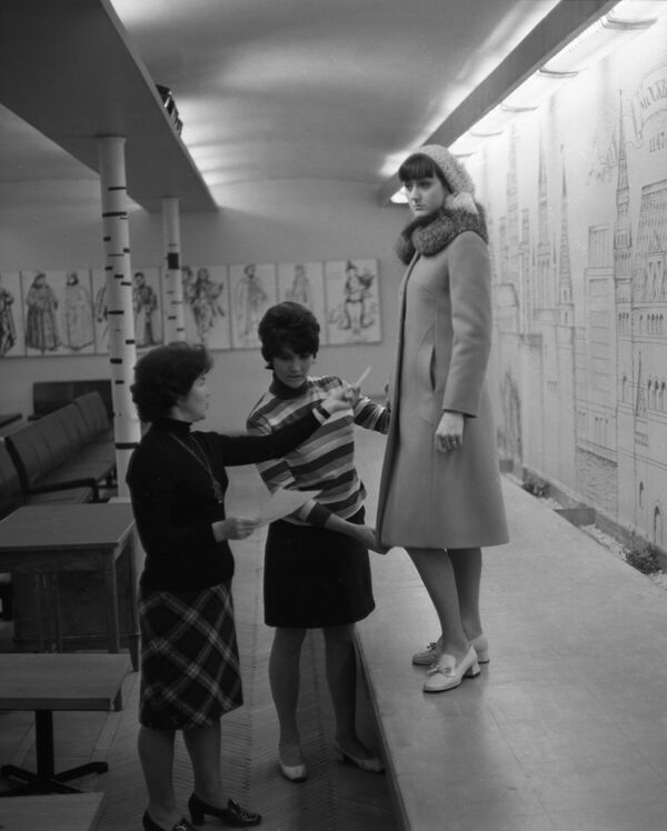 Model wears a winter coat with a fur collar designed by Salut factory (1970) - Sputnik International