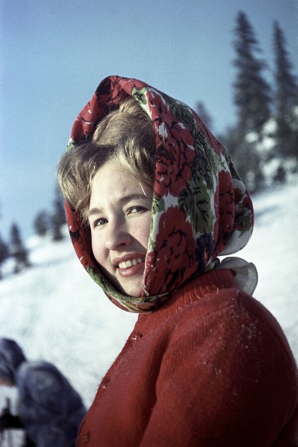 A woman during a Sunday ski walk on a winter day in Perm (1966) - Sputnik International