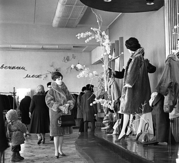At Synthetics store in Moscow (1965) - Sputnik International
