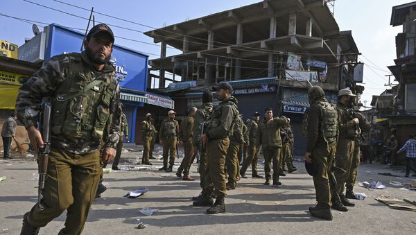 Soldiers evacuate an injured comrade after a grenade blast at a market in Srinagar on November 4, 2019. - Sputnik International