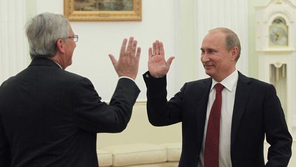 Russia's President Vladimir Putin (R) meets Luxembourg Prime Minister and Eurogroup president Jean-Claude Juncker in Moscow on September 25, 2012. Jean-Claude Juncker is on a working visit to Russia. - Sputnik International