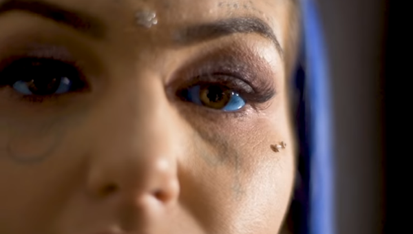 A screengrab of Amer Luke's video interview showing her tattooed blue eyes. - Sputnik International