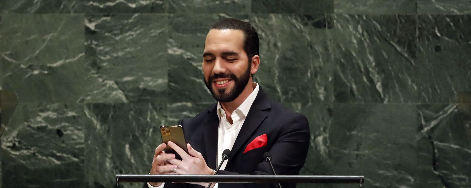 El Salvador's President Nayib Bukele takes a selfie portrait during his addresses to the 74th session of the United Nations General Assembly, Thursday, Sept. 26, 2019.  - Sputnik International, 1920, 05.04.2023