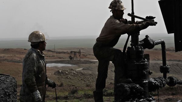 This March 27, 2018 photo shows Syrian workers fixing pipes of an oil well at an oil field controlled by a U.S-backed Kurdish group, in Rmeilan, Hassakeh province, Syria - Sputnik International
