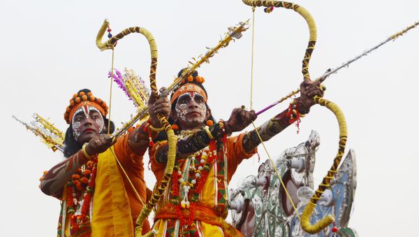 Indian Hindu devotees dressed as the lord Ram (C) and Laxman (L) take part in a religious procession on the occasion of the Hindu festival of Dussehra in Amritsar on October 8, 2019 - Sputnik International