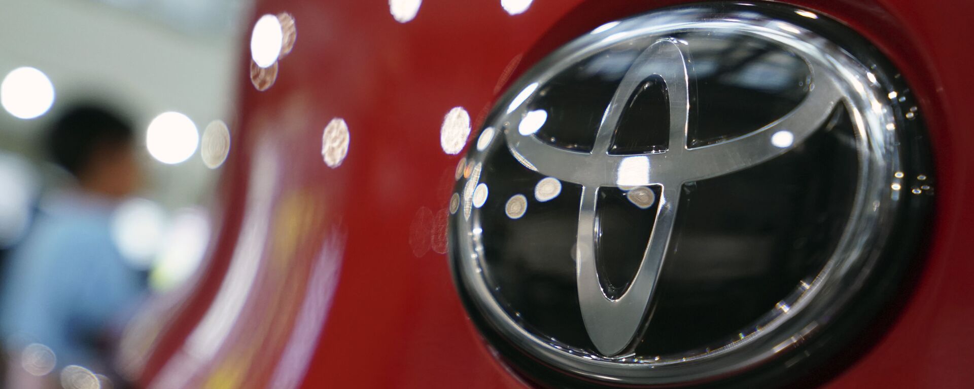 FILE - In this Aug. 2, 2019, file, photo, people walk by the logo of Toyota at a show room in Tokyo - Sputnik International, 1920, 17.03.2022