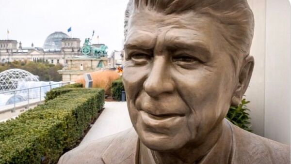 7-Foot-Tall Statue of Former US President Ronald Reagan, Berlin, Germany  - Sputnik International