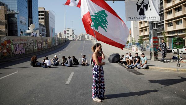 Женщина с флагом Ливана во время антиправительственных протестов в Бейруте - Sputnik International