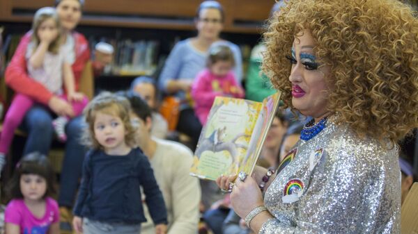 In this Saturday, May 13, 2017 photo, Lil Miss Hot Mess reads to children during the Feminist Press' presentation of Drag Queen Story Hour at the Park Slope Branch of the Brooklyn Public Library, in New York - Sputnik International