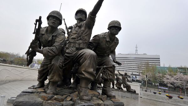 South Korean's Defence Ministry building (R) is seen behind the monument in remembrance of the Korean War, in Seoul on April 23, 2013 - Sputnik International