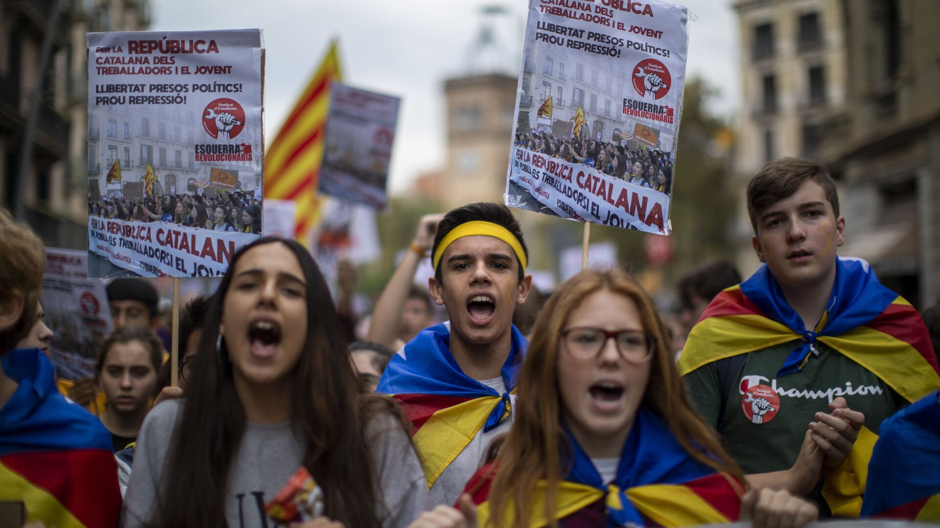 Students protest during a demonstration in Barcelona, Spain, Thursday, Oct. 31, 2019. Hundreds of young people decided to set up camp after Spain's Supreme Court convicted 12 separatist leaders of illegally promoting Catalonia region's independence and sentenced nine of them to prison. - Sputnik International, 1920, 16.12.2021