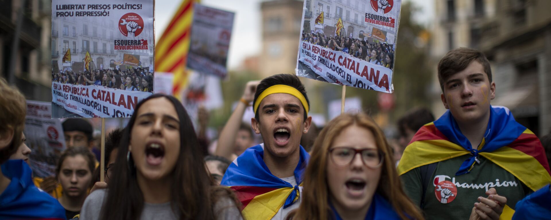 Students protest during a demonstration in Barcelona, Spain, Thursday, Oct. 31, 2019. Hundreds of young people decided to set up camp after Spain's Supreme Court convicted 12 separatist leaders of illegally promoting Catalonia region's independence and sentenced nine of them to prison. - Sputnik International, 1920, 19.01.2023