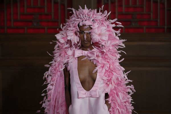 Daydream in Beijing: Valentino Haute Couture Show Dazzles Spectators with Rennaissance-Inspired Garbs - Sputnik International