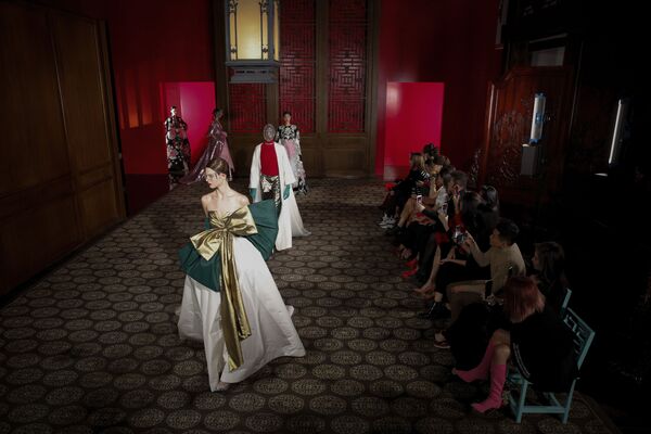 Daydream in Beijing: Valentino Haute Couture Show Dazzles Spectators with Rennaissance-Inspired Garbs - Sputnik International