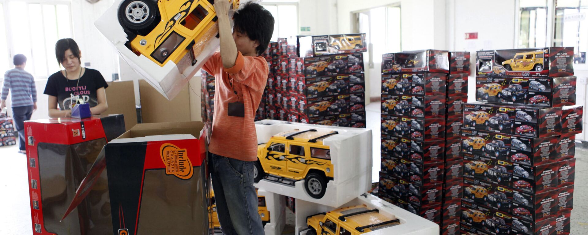In this photo released by China's Xinhua News Agency, workers pack toys at a factory in Shantou City, south China's Guangdong Province. File photo. - Sputnik International, 1920, 28.03.2023