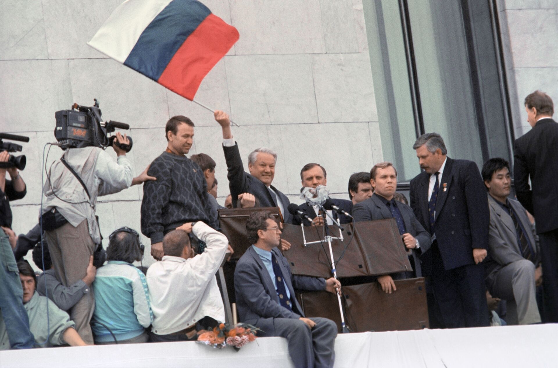 Russian Soviet Federative Socialist Republic President Boris Yeltsin waves a Russian tricolour during a meeting in front of the Russian White House in Moscow, August 1991. Vice President Alexander Rutskoy standing third from the right. - Sputnik International, 1920, 07.09.2021