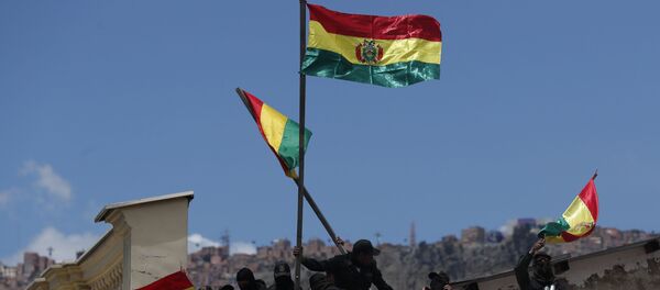 Police against the reelection of President Evo Morales stand on the rooftop of a police station just meters away from the presidential palace in La Paz Police against the reelection of President Evo Morales stand on the rooftop of a police station just meters away from the presidential palace in La Paz - Sputnik International